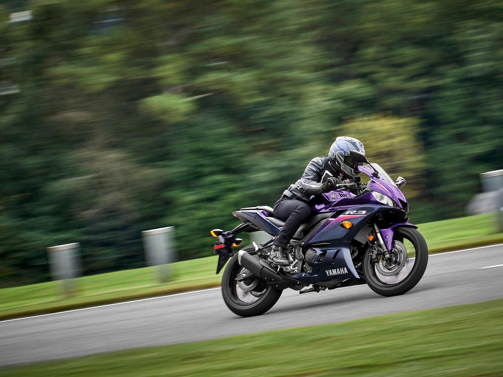 Le violet n'est pas si courant sur une moto d'origine, mais le R3 le travaille.