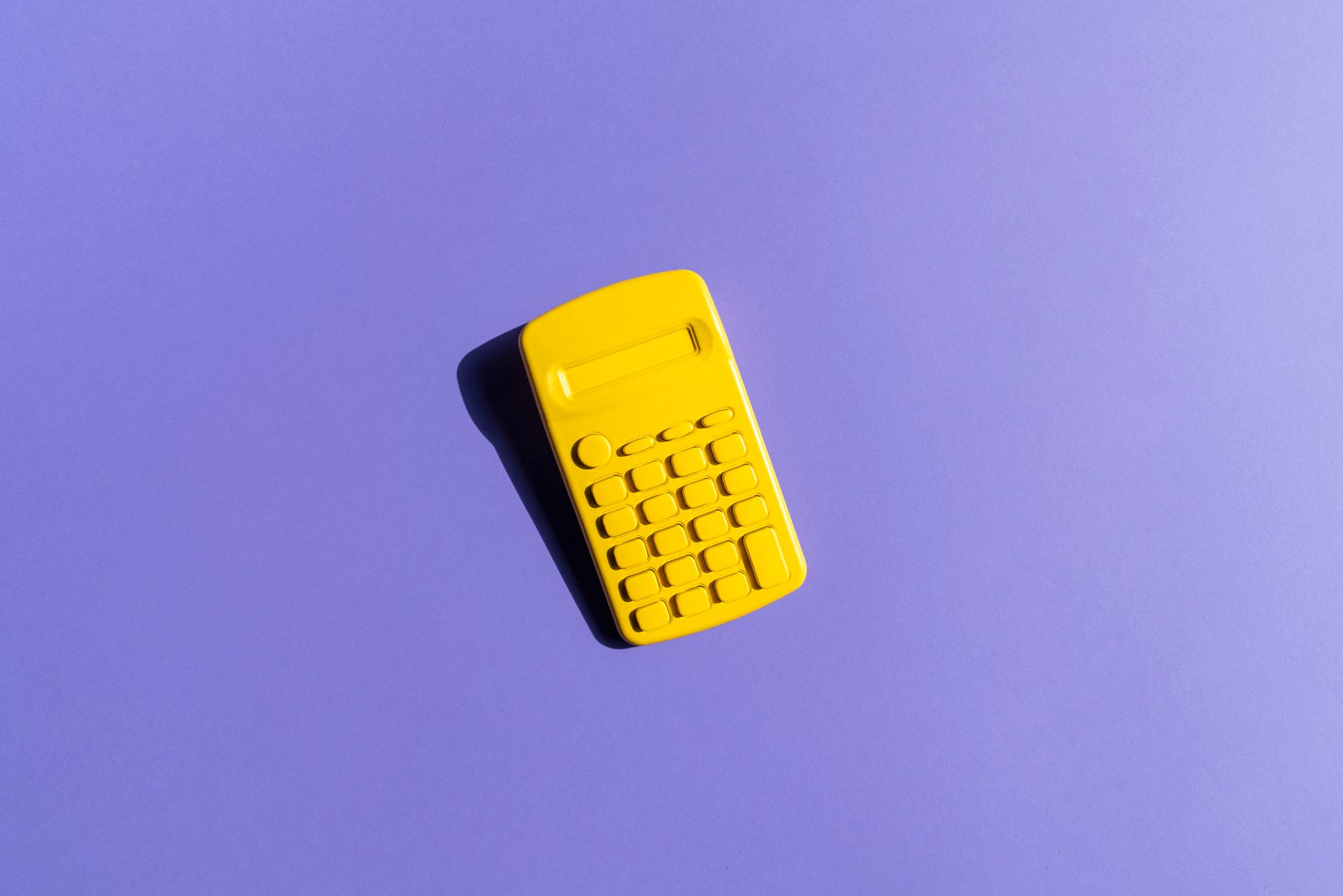 Calculatrice jaune sur fond violet ;  modèle financier pour prévoir les levées de fonds